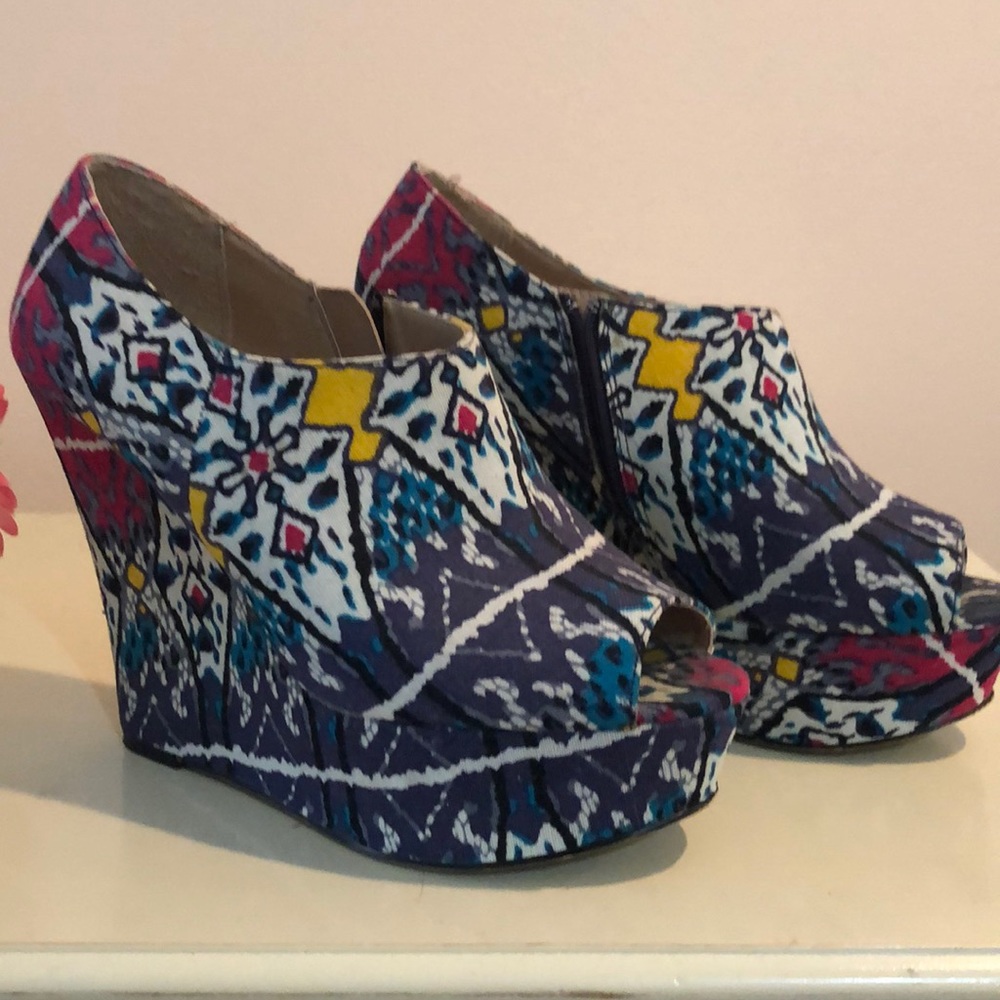 Steve Madden Multi color wedges